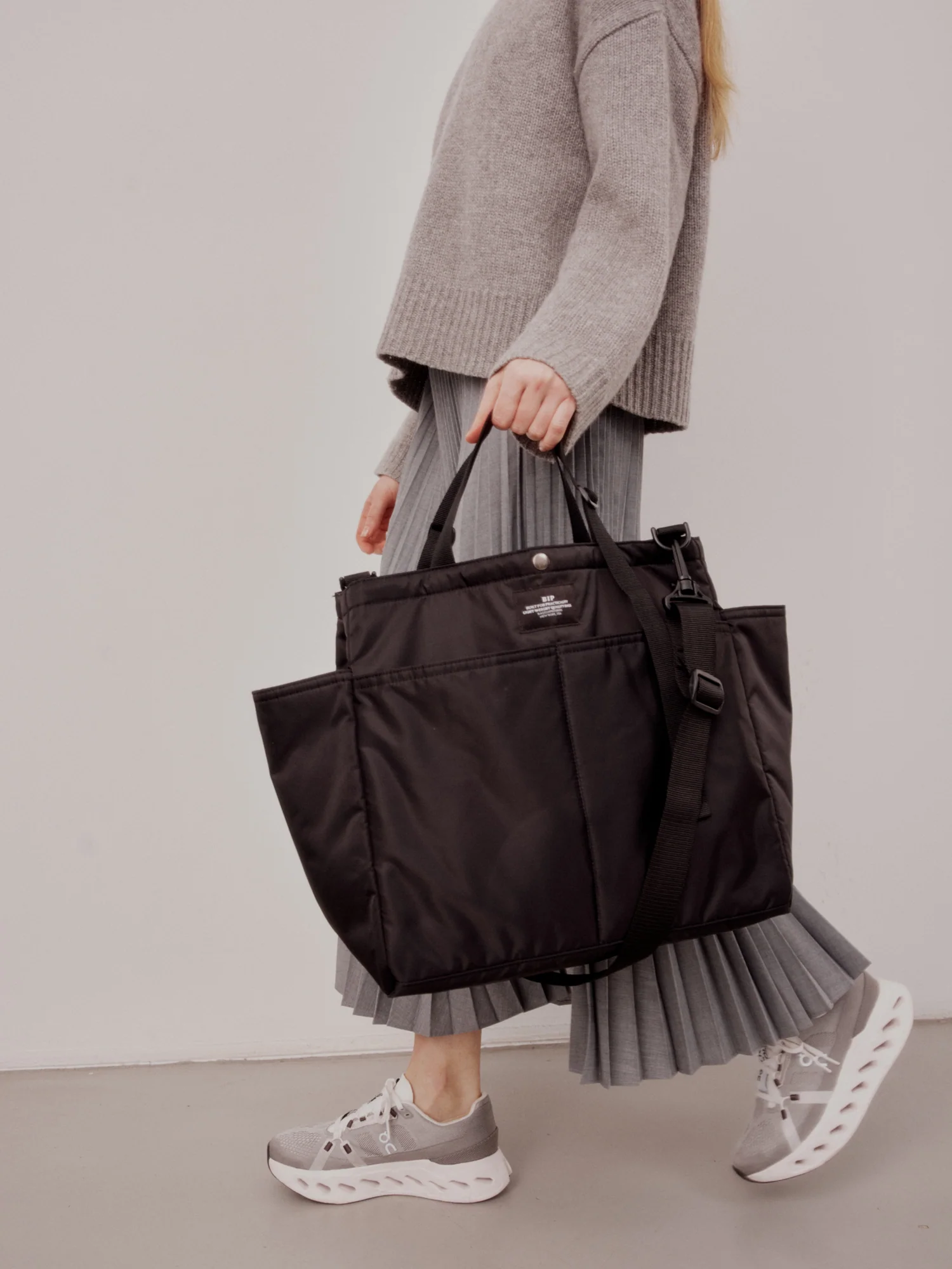 Carry-all Beach Bag - Black Puffer - Image 7